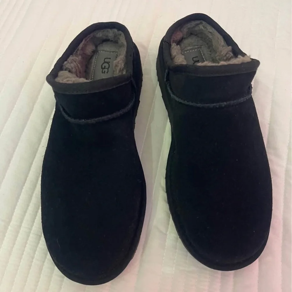 New without box
Black Ugg slippers size 9 - Picture 1 of 4